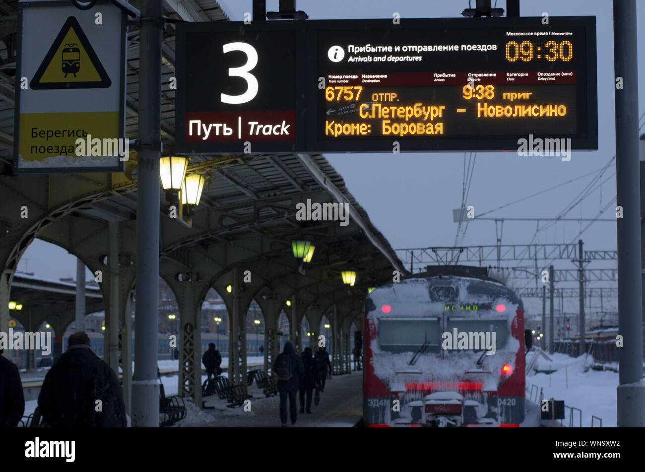 La gare Vitebsky,Saint Petersburg, Russie - le 24 janvier 2019 : tableau de bord lumineux avec les horaires des trains en russe et des chevauchements dans les FRA Banque D'Images