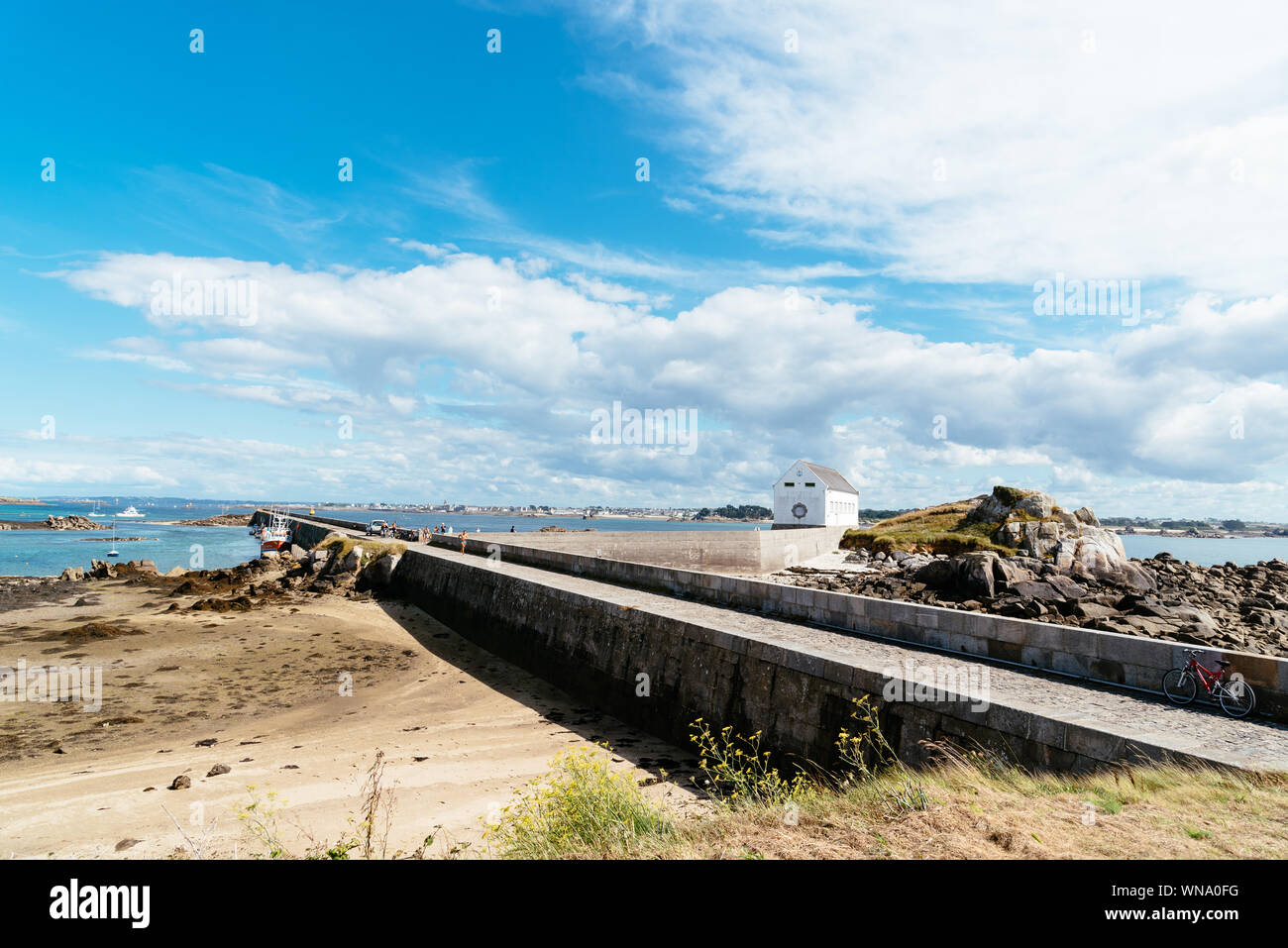 Île de Batz, France - 31 juillet 2018 : Le port de l'île de Batz une journée ensoleillée d'été. Banque D'Images