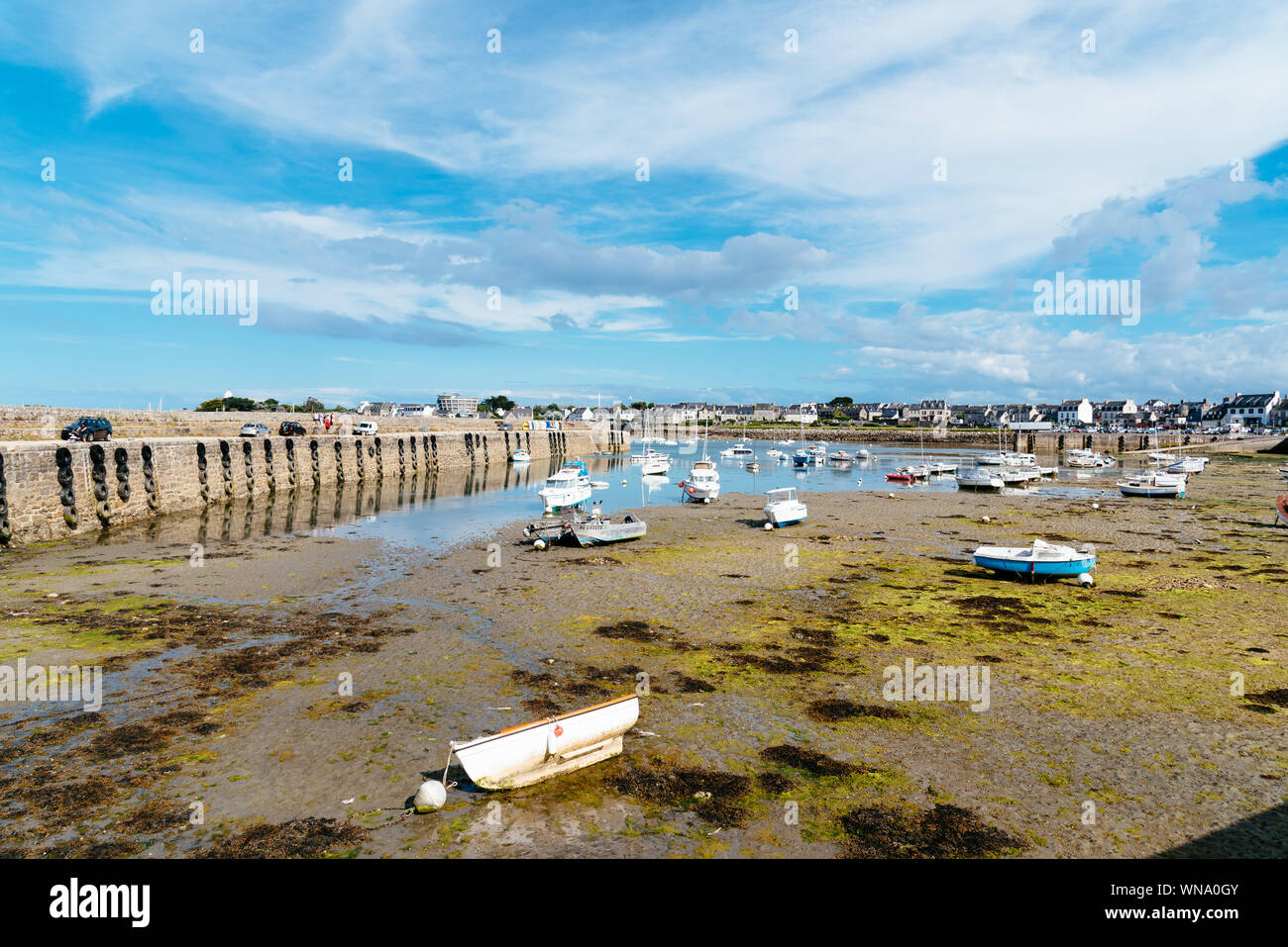 Roscoff, France - 31 juillet 2018 : les navires échoués à marée basse dans le port d'une journée ensoleillée de l'été Banque D'Images