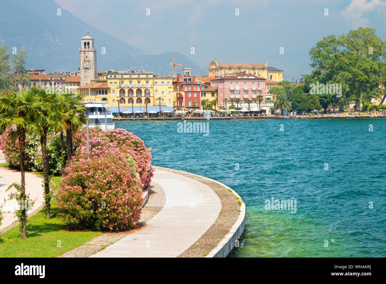 RIVA DEL GARDA, ITALIE - juin 6, 2019 : La ville de sud, avec les Alpes en arrière-plan. Banque D'Images