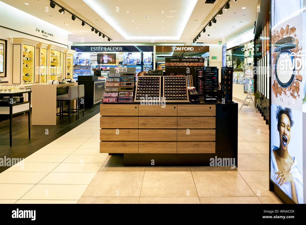 ZURICH, SUISSE - circa 2018, octobre : les cosmétiques et parfums en exposition à l'Aéroport International de Zurich. Banque D'Images