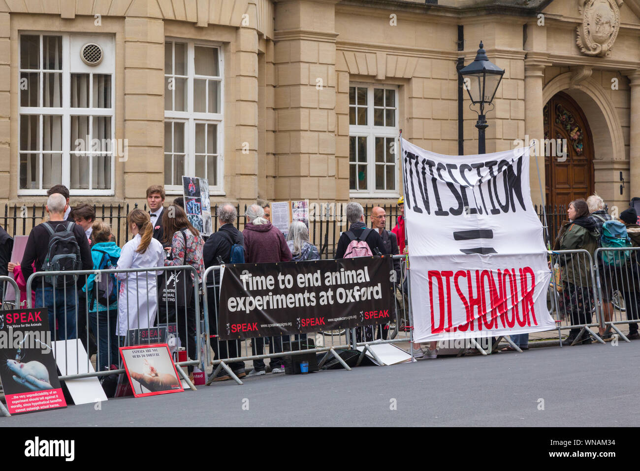 Les manifestants contre l'expérimentation animale et la vivisection attendre la Procession annuelle Encaenia en dehors de la Bodleian Library, Oxford. Banque D'Images