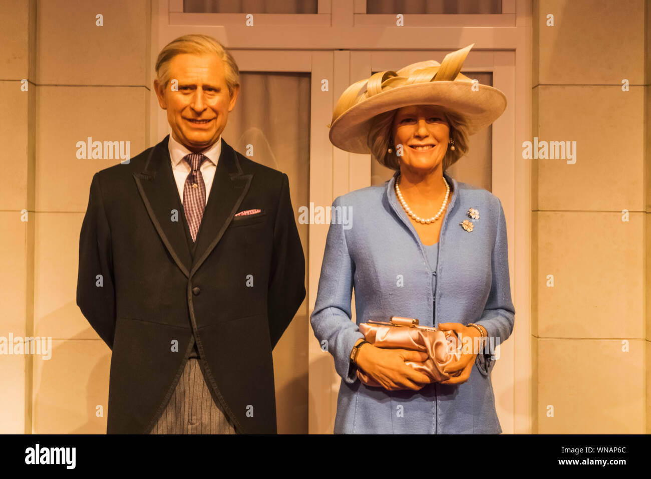 L'Angleterre, Londres, Marylebone, vue de l'intérieur de Madame Tussauds Cire de chiffres montrant le Prince Charles et Camilla Parker Bowles, duchesse de Cornouailles Banque D'Images