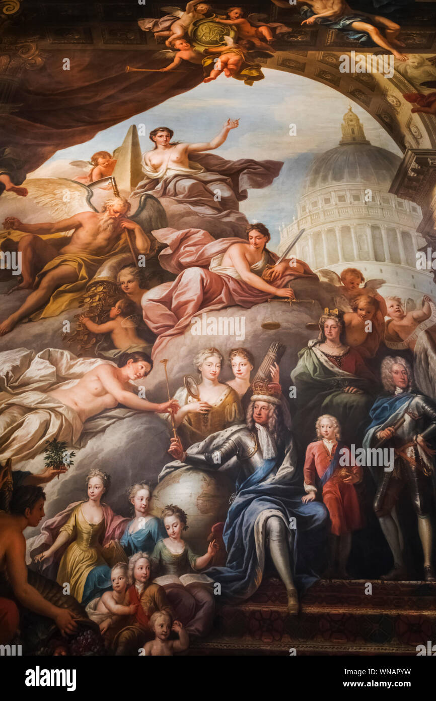 L'Angleterre, Londres, Greenwich, l'Old Royal Naval College, le hall, peint le mur ouest, des illustrations montrant George I, Prince Frederick et George II Su Banque D'Images