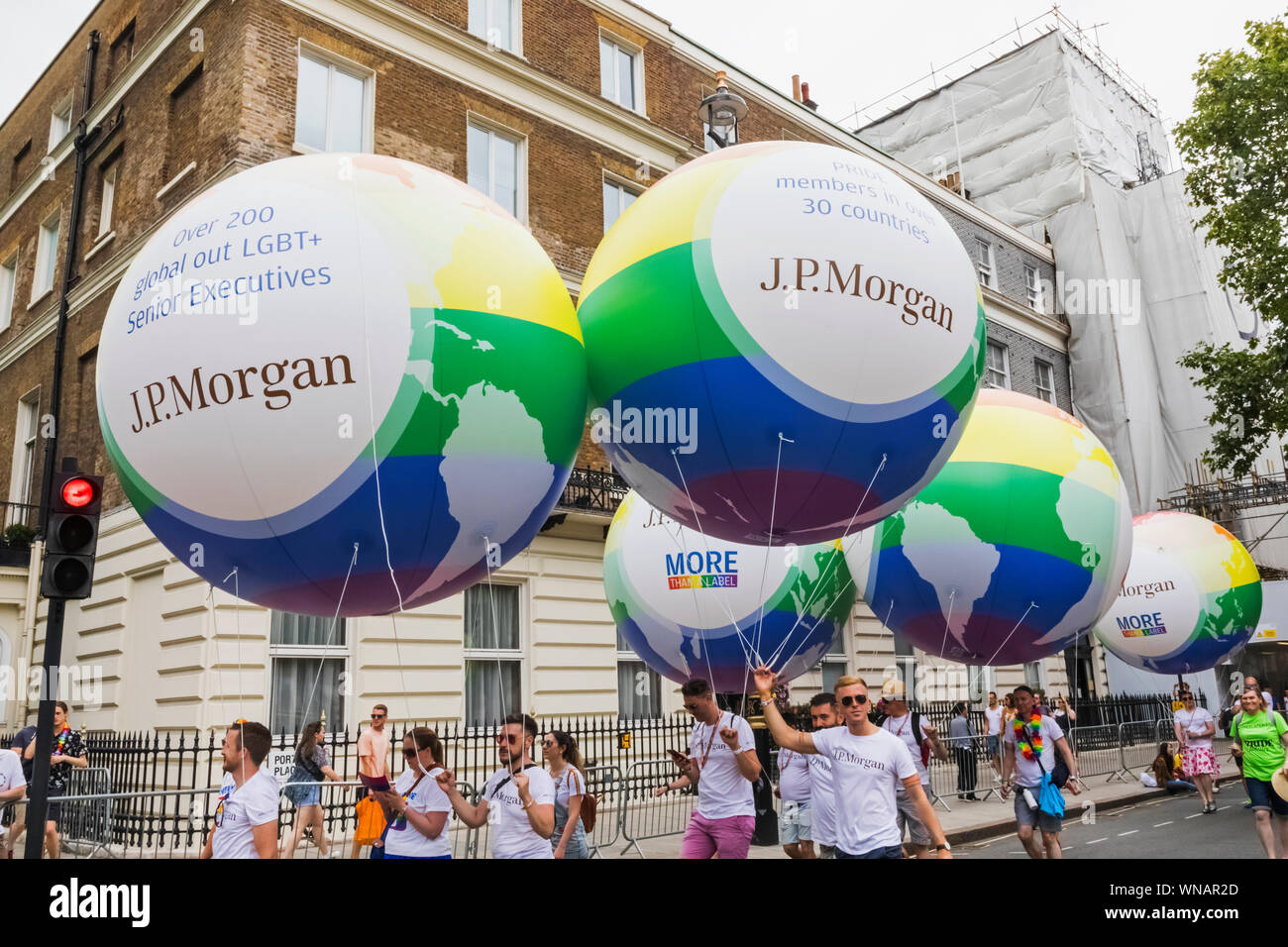 L'Angleterre, Londres, le Pride Festival Annuel, Groupe de JP Morgan employés Holding Balloons Banque D'Images