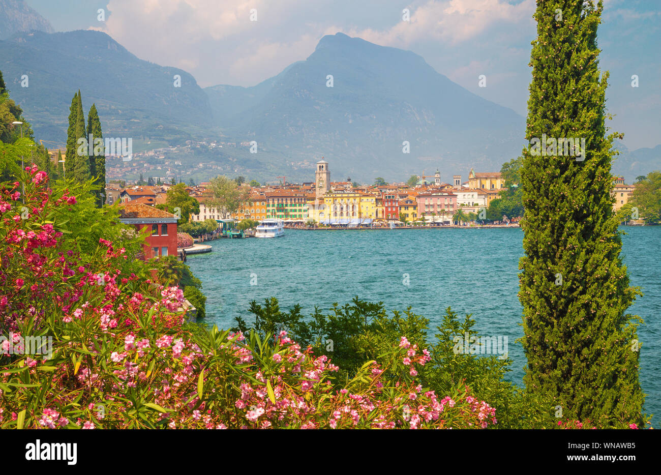 RIVA DEL GARDA, ITALIE - juin 6, 2019 : La ville de sud, avec les Alpes en arrière-plan. Banque D'Images