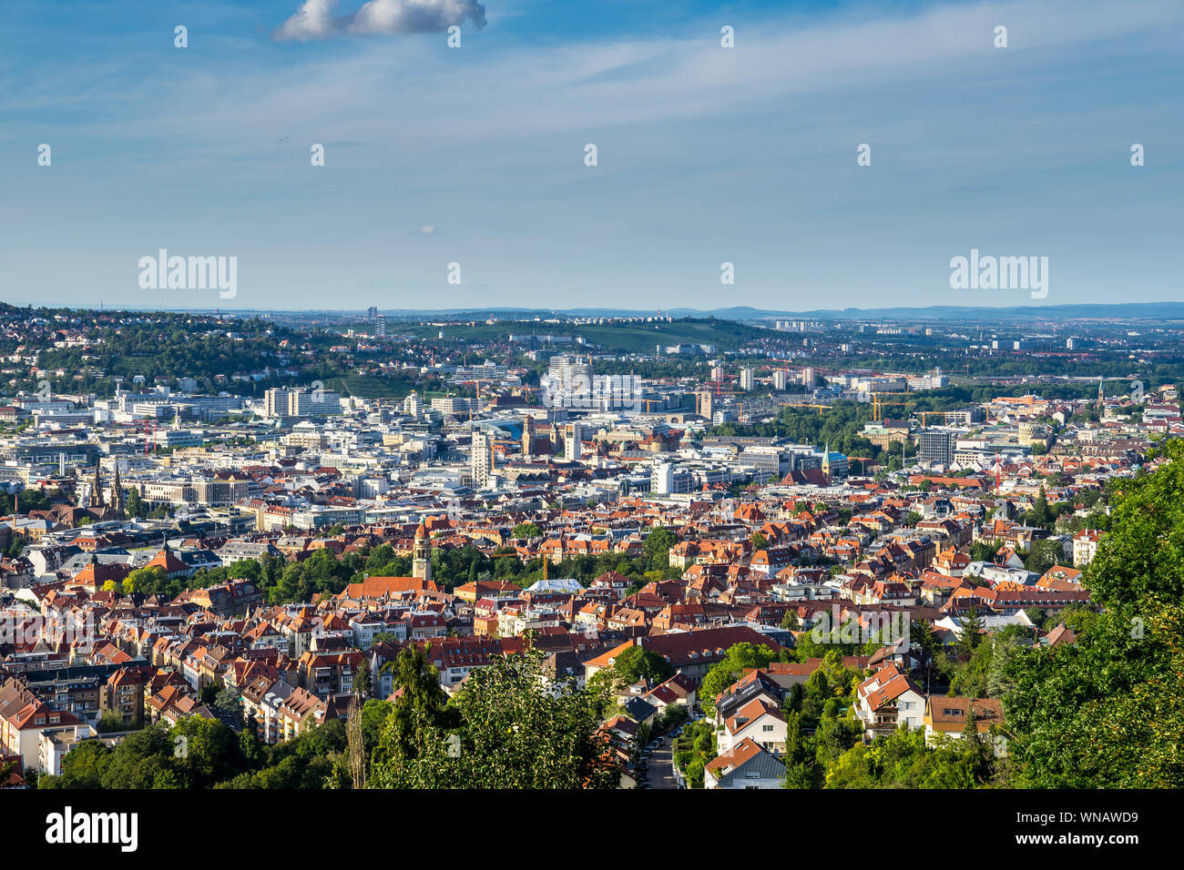 Allemagne, vue imprenable sur les toits de la ville de Stuttgart et la ville de Santiago de Chile square dans le district degerloch au dessus des toits Banque D'Images