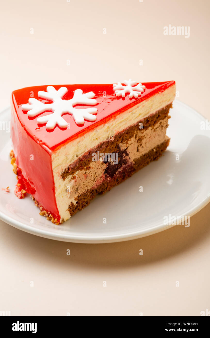 Gros morceau de gâteau de Noël rouge Banque D'Images