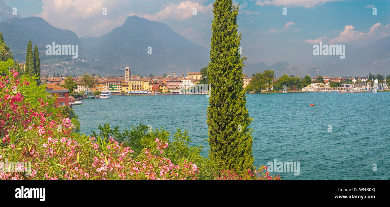 RIVA DEL GARDA, ITALIE - juin 6, 2019 : La ville de sud, avec les Alpes en arrière-plan. Banque D'Images