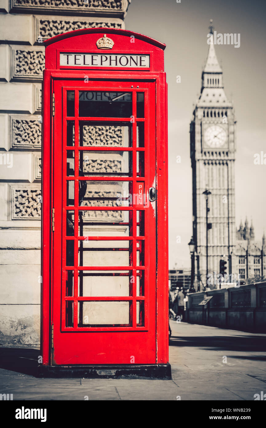 La célèbre cabine téléphonique de Londres avec le Big Ben clock tower en arrière-plan Banque D'Images
