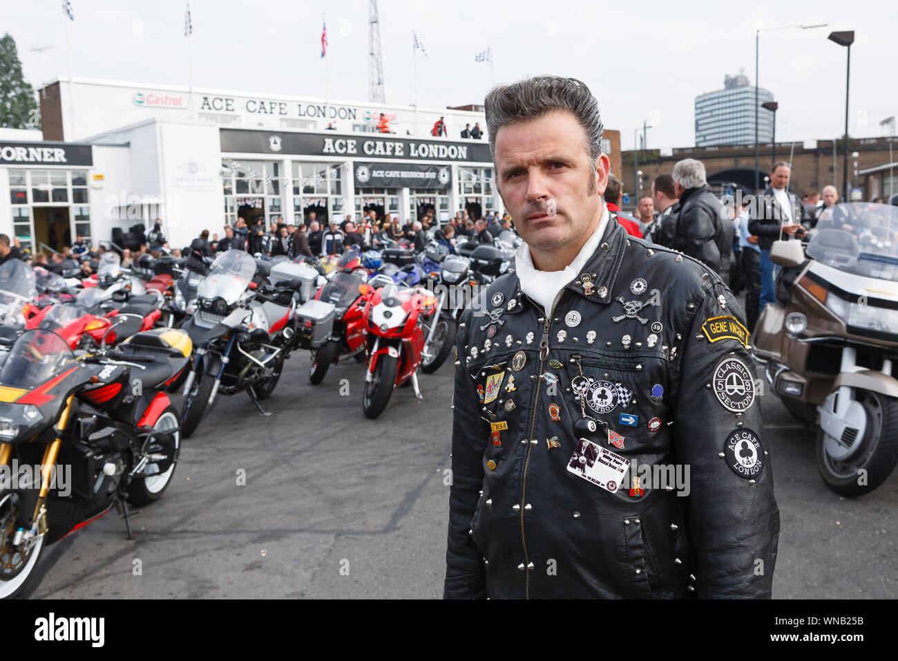 Steve Hudson au début de la réunion, l'Ace Cafe, Brighton Burn Up, en masse des motocyclistes de l'Ace, Ace Cafe Corner, Stonebridge, North Lon Banque D'Images