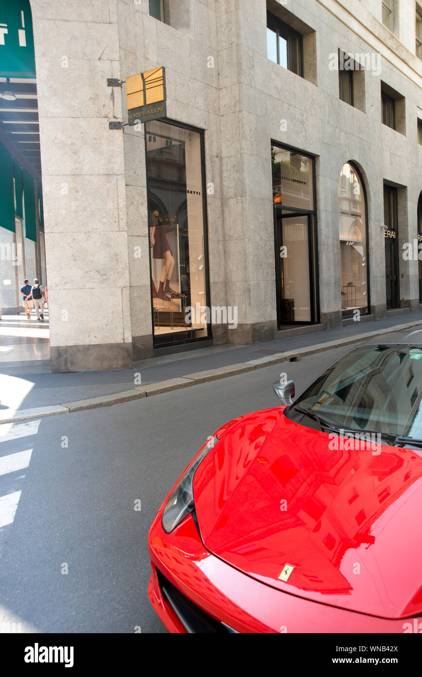 L'Italie, Lombardie, Milan, signe de la rue Via Monte Napoleone et voiture Ferrari Banque D'Images