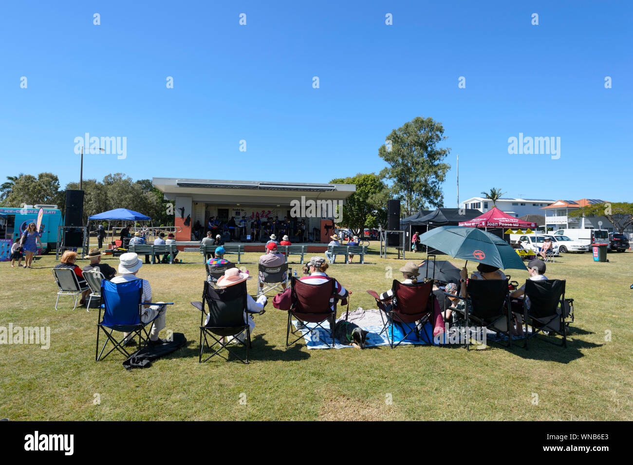 Des gens assis sur des chaises dans un parc à l'écoute d'un Festival de Jazz à Wynnum, Queensland, Queensland, Australie Banque D'Images