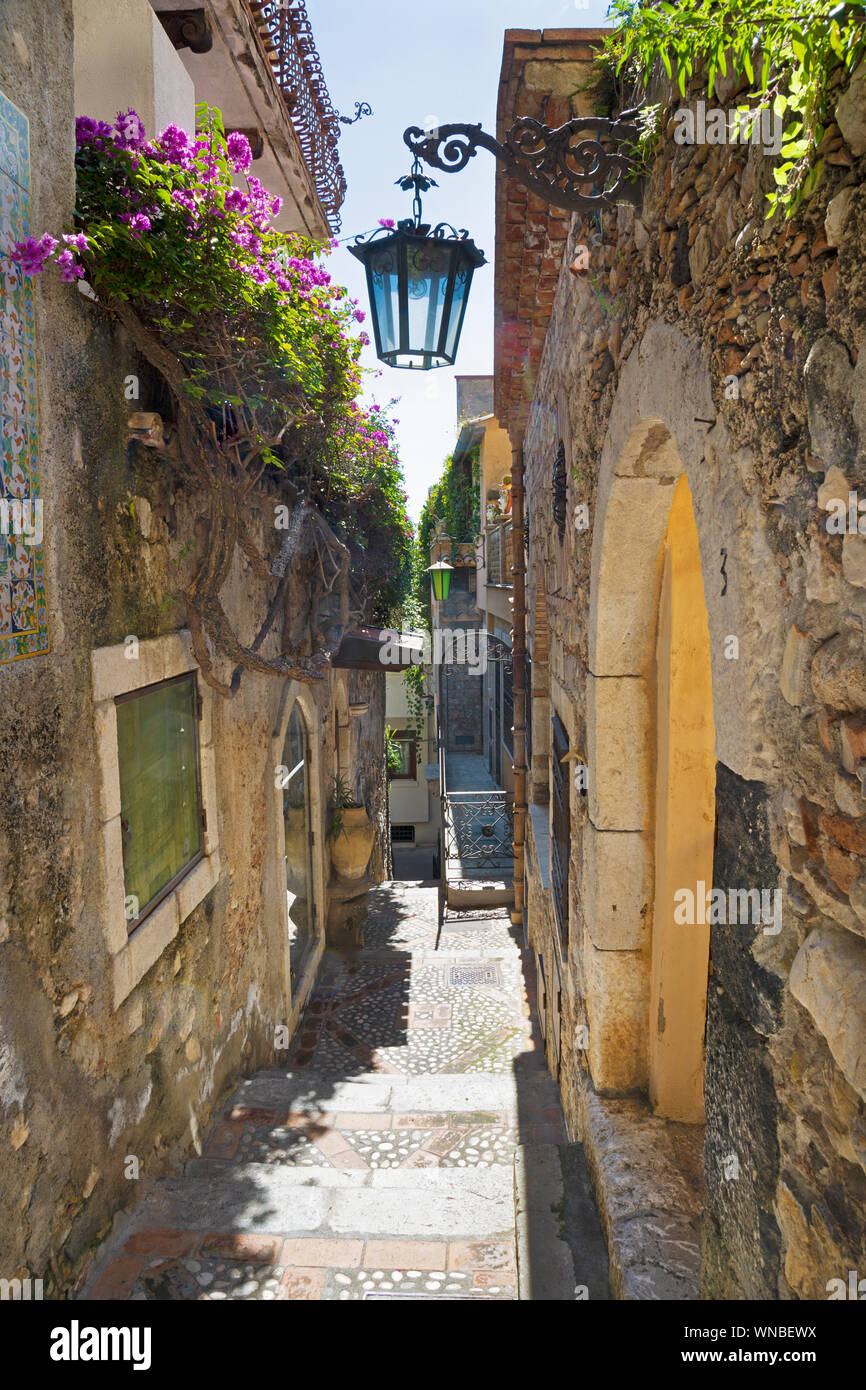 Taormina - l'allée dans la vieille ville. Banque D'Images
