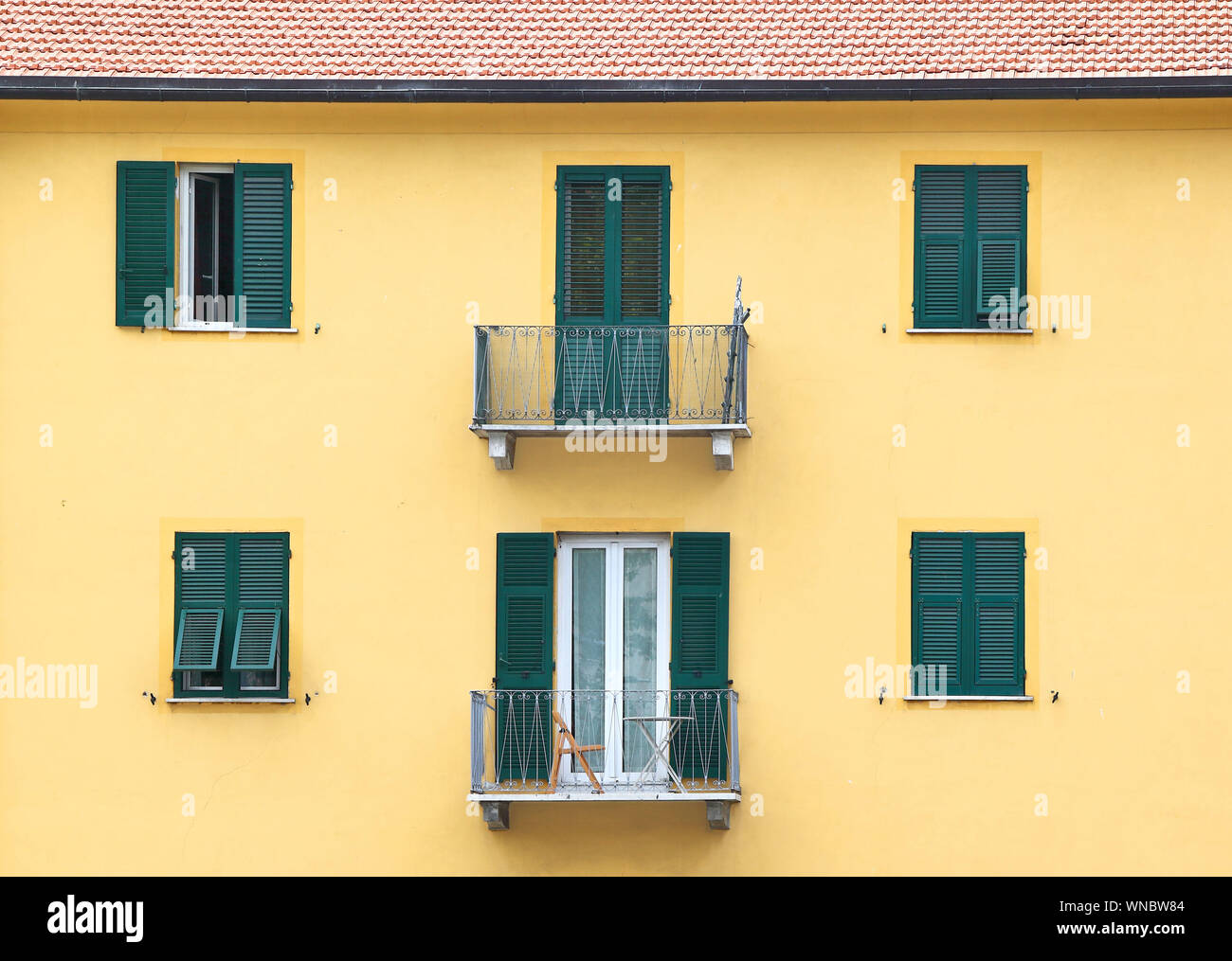 Détails de l'architecture italienne : balcons et fenêtres aux volets verts Banque D'Images