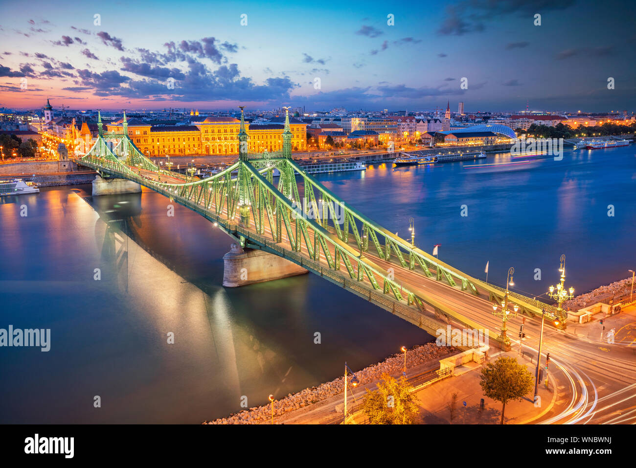 Budapest, Hongrie. Aerial cityscape image du panorama de Budapest avec pont de la liberté et de la rivière du Danube bleu crépuscule pendant l'heure. Banque D'Images