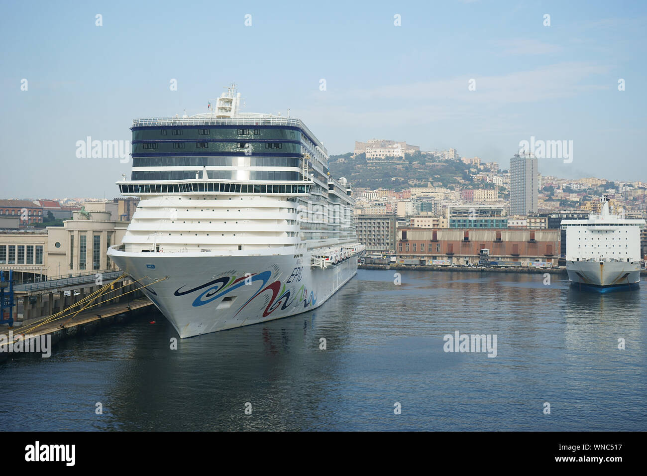 Norwegian Epic croisière navire dans le port de Naples, Italie Banque D'Images