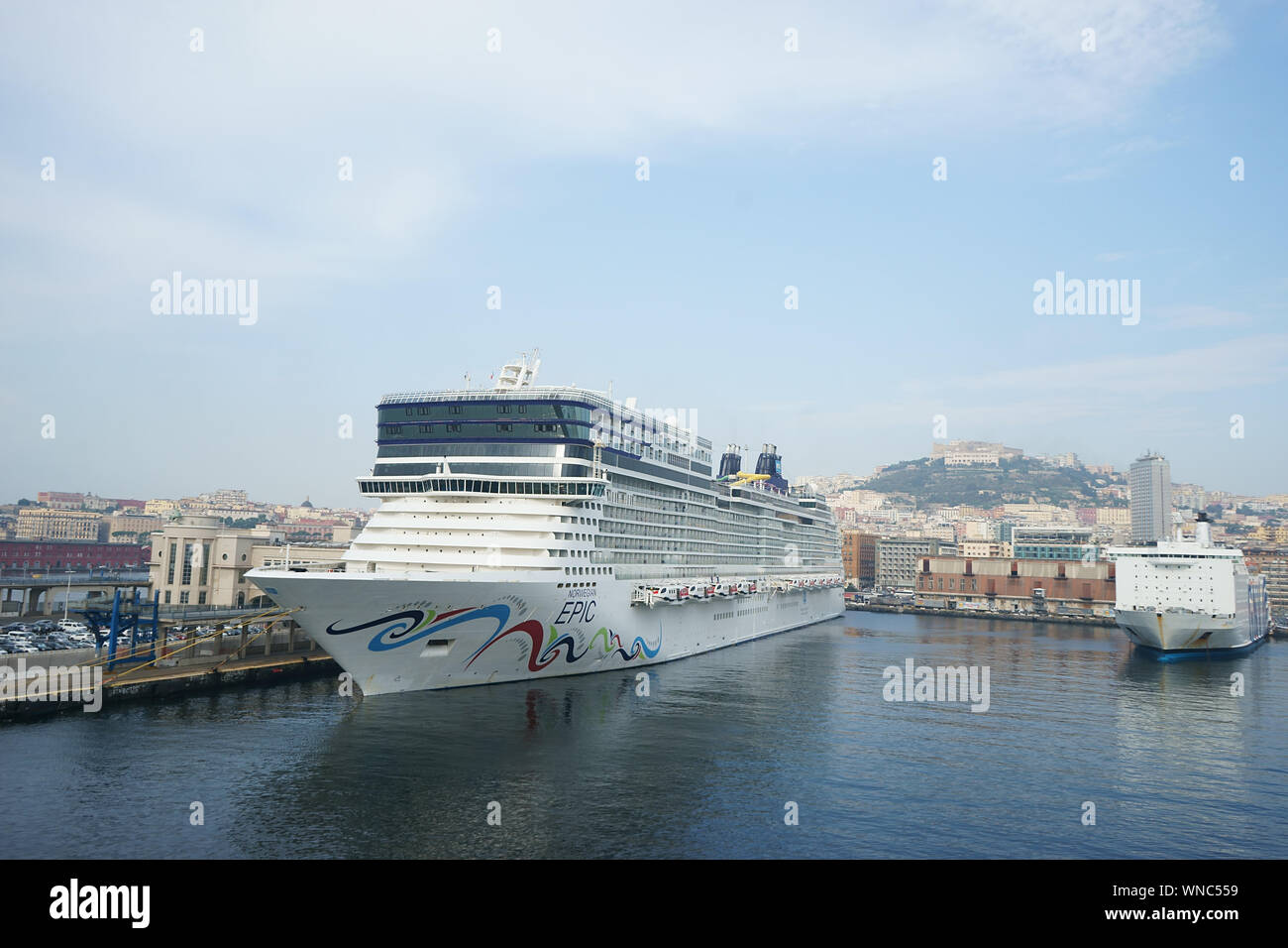 Norwegian Epic croisière navire dans le port de Naples, Italie Banque D'Images