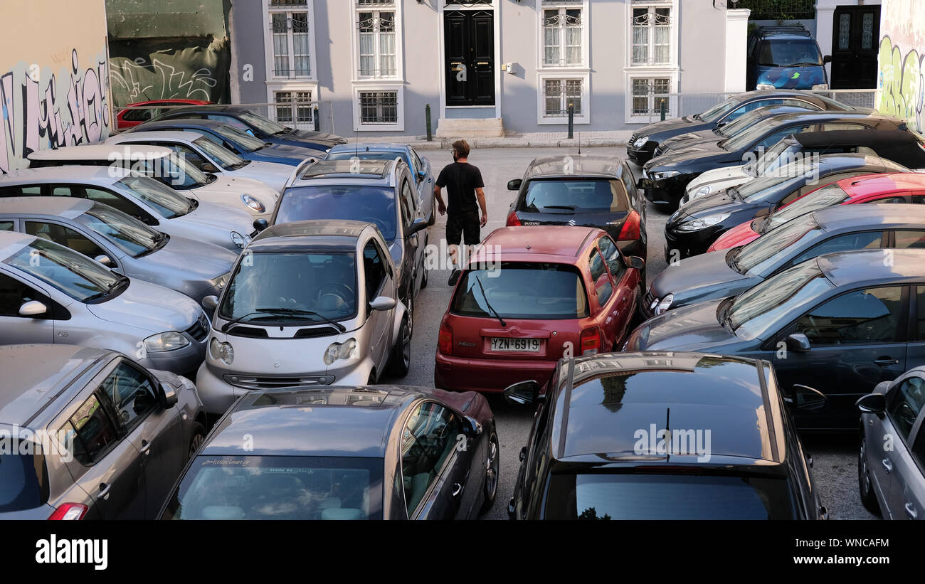 Voitures garées très étroitement ensemble à Athènes, Grèce. Banque D'Images