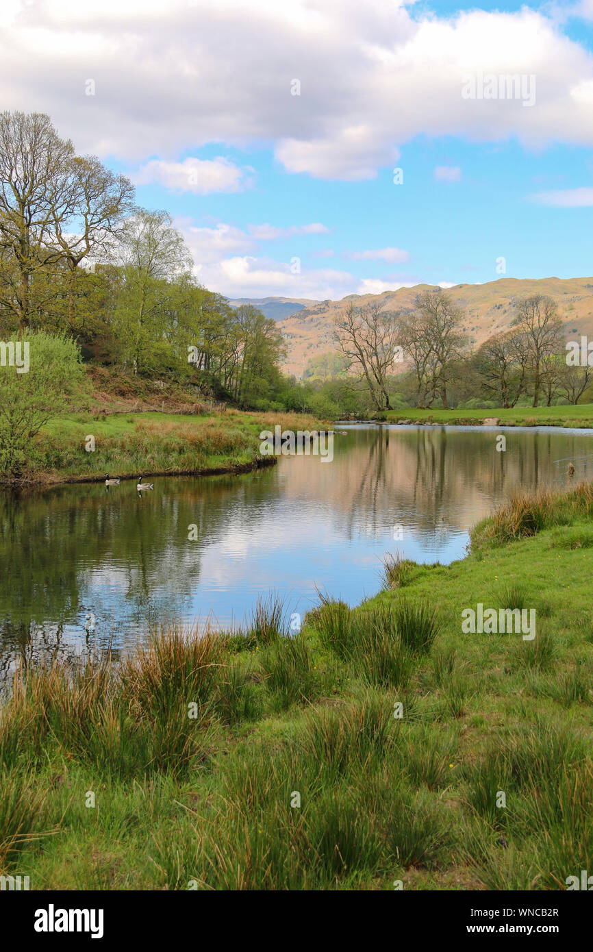 Vue imprenable sur le mountainsm à Langdale Pikes, sur l'eau, près de Ambleside Elter, Cumbria, Royaume-Uni Banque D'Images