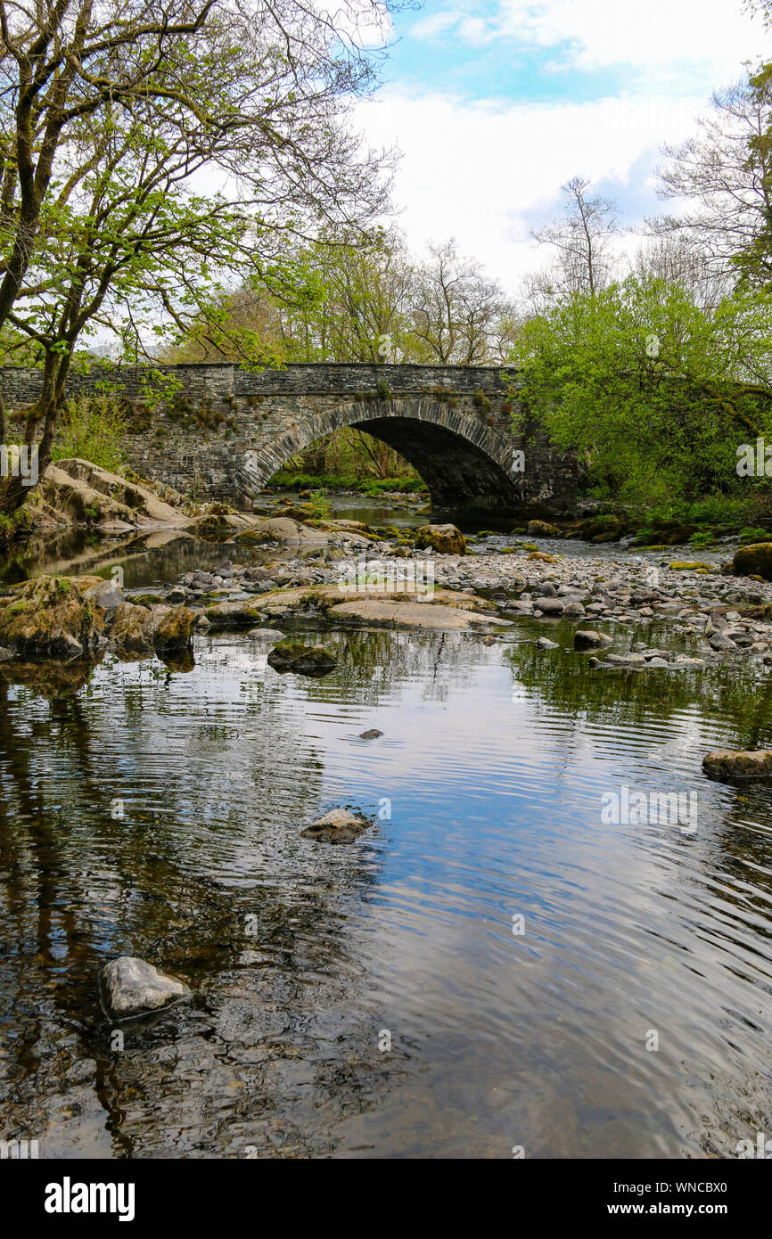 Skelwith pittoresque pont sur la rivière Brathay, dans le village d'Skelwth Bridge, Lake District, Cumbria, Royaume-Uni Banque D'Images