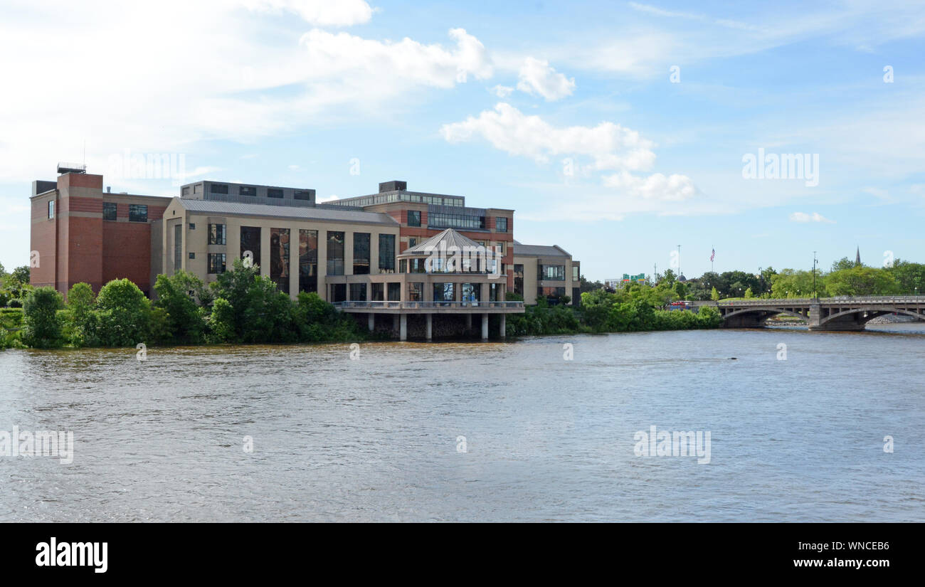 Musée public de Grand Rapids. Vue depuis la rivière Grand. À l'horizontal, vue extérieure. Banque D'Images