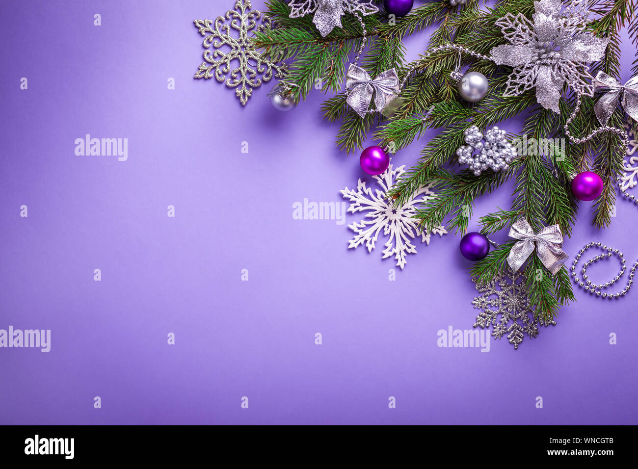 Noël et Nouvel An violet avec fond de sapins décorés et des jouets. Space Banque D'Images