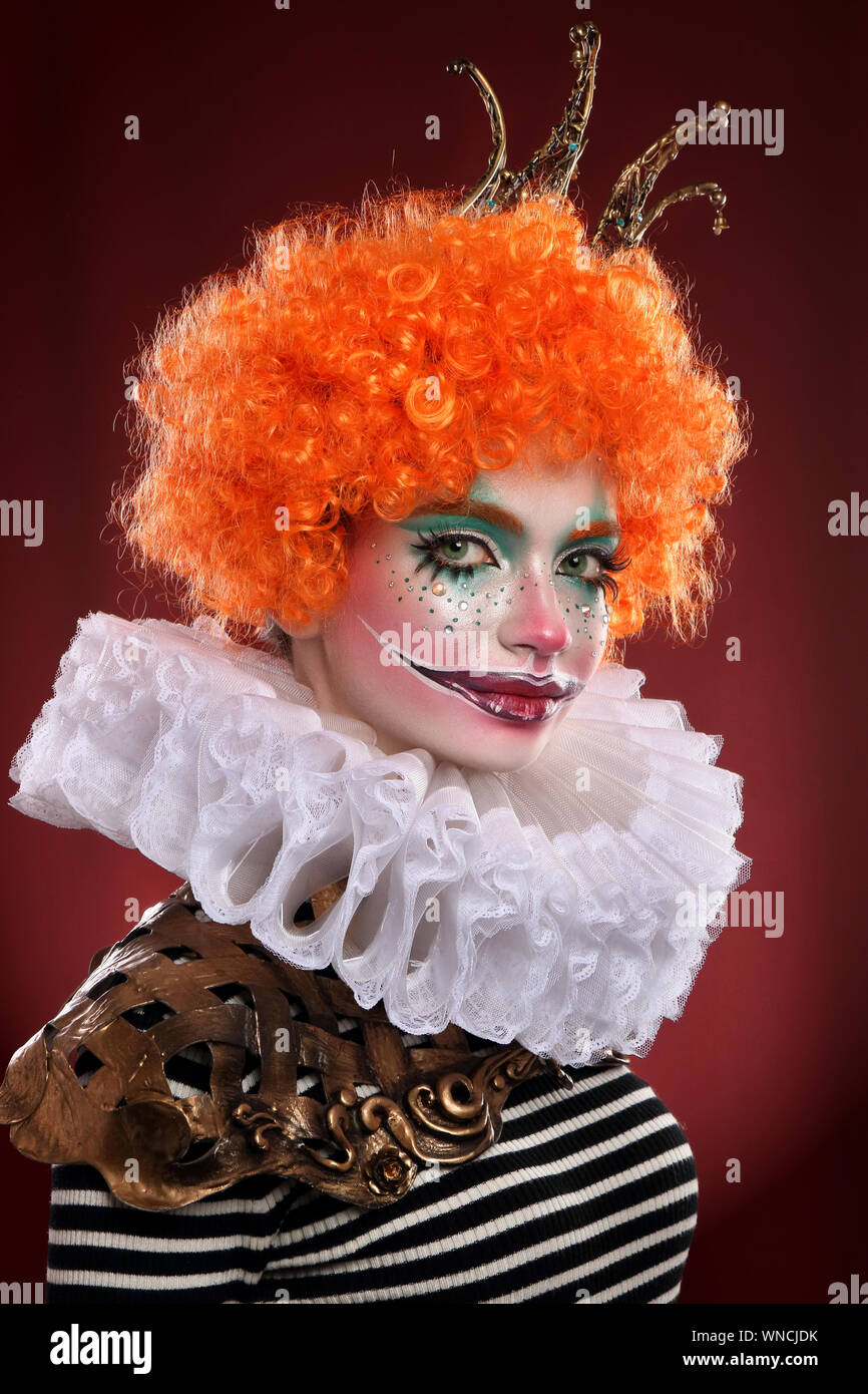 Fille dans le maquillage de clown lumineux. Banque D'Images