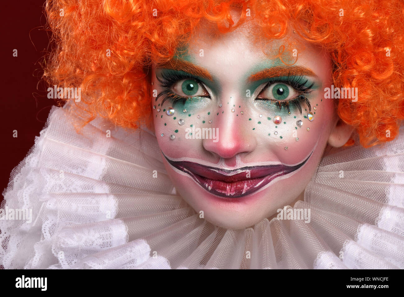 Fille dans le maquillage de clown lumineux. Close up. Banque D'Images