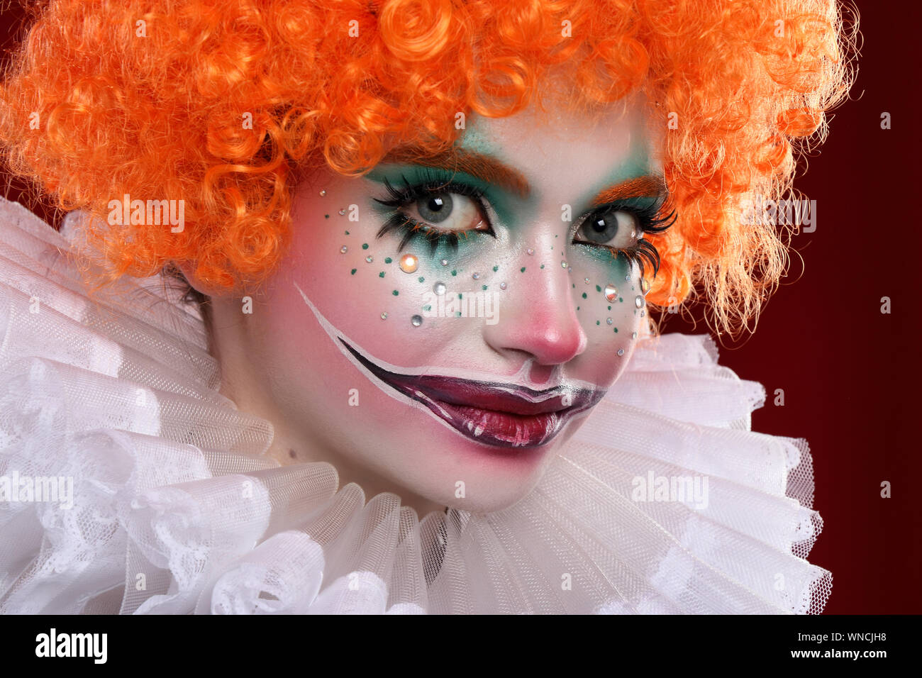 Fille dans le maquillage de clown lumineux. Close up. Banque D'Images