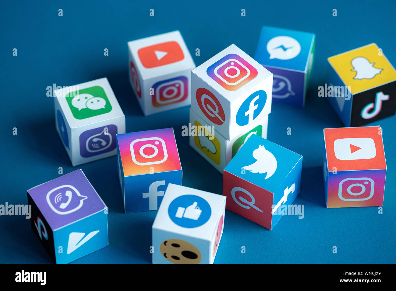 Une collection de cubes de papier imprimé avec des logos célèbres réseaux sociaux en ligne et de messagers. Banque D'Images
