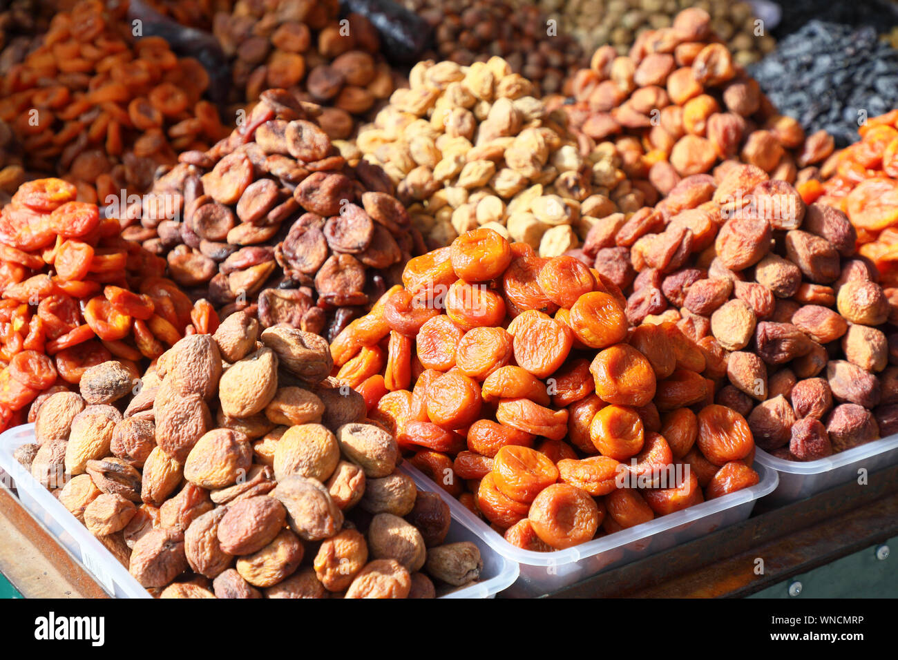 Les abricots séchés de différentes variétés sur le marché. dans le soleil du matin. Banque D'Images