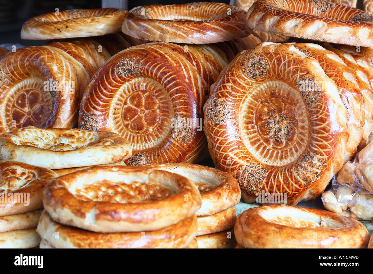 Pain traditionnel en Asie centrale tandyrnaya pellet vendus sur le marché. Banque D'Images