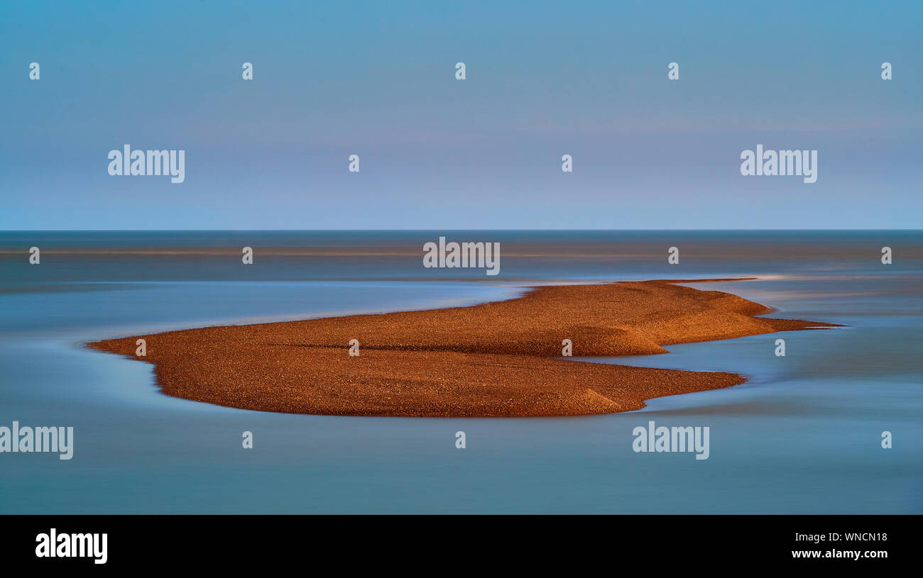 Une petite partie de la plage à Shingle Street entouré par l'eau à marée basse sur un après-midi de fin d'automne en octobre, Suffolk, Angleterre, RU Banque D'Images