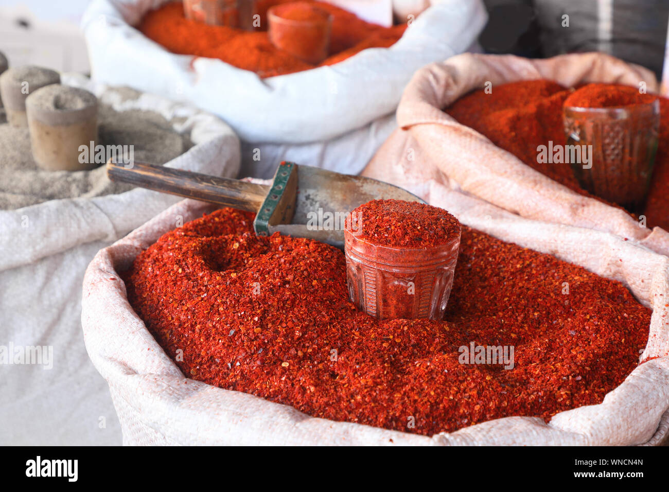 Épice odorante - masse red hot pepper . dans le marché dans un grand sac. Banque D'Images