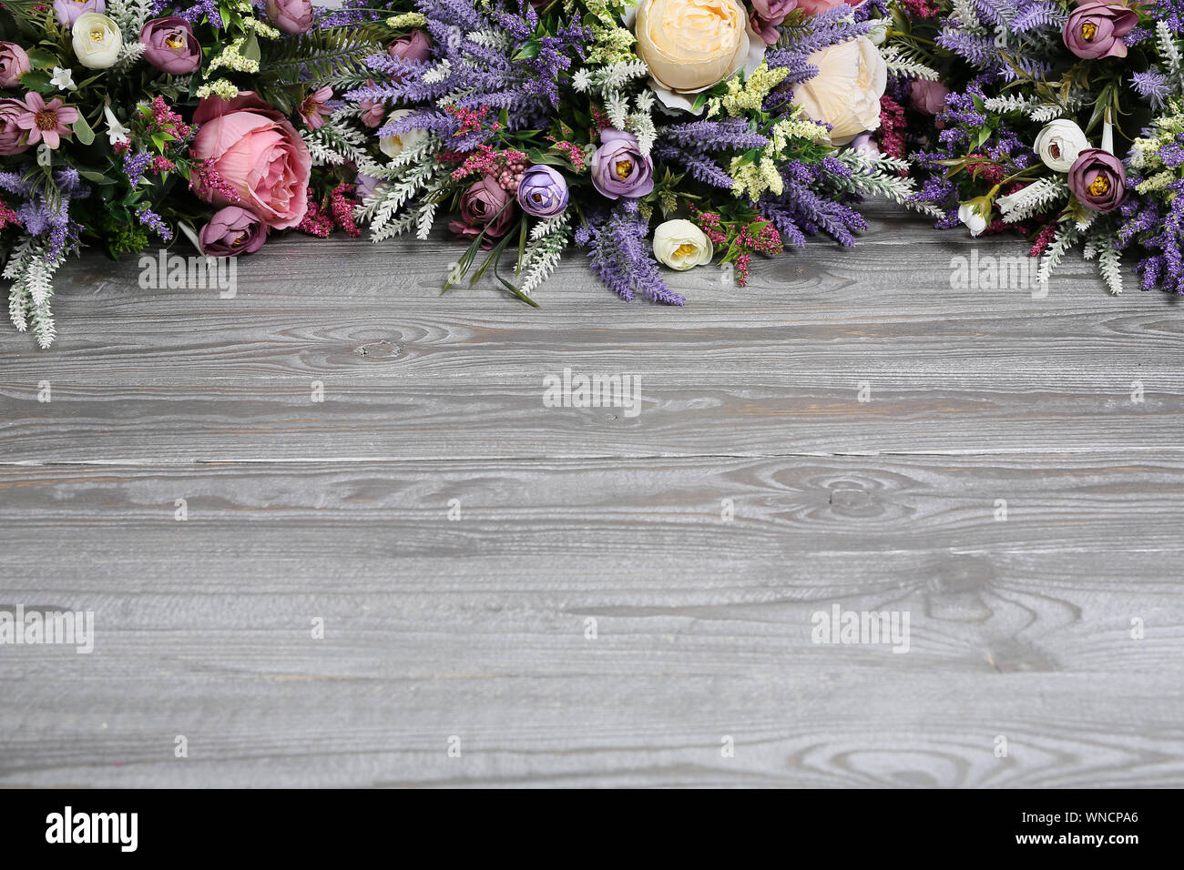 Arrangement de fleurs sur fond de texture en bois. Toile avec copie espace .horizontalement organisé. Banque D'Images