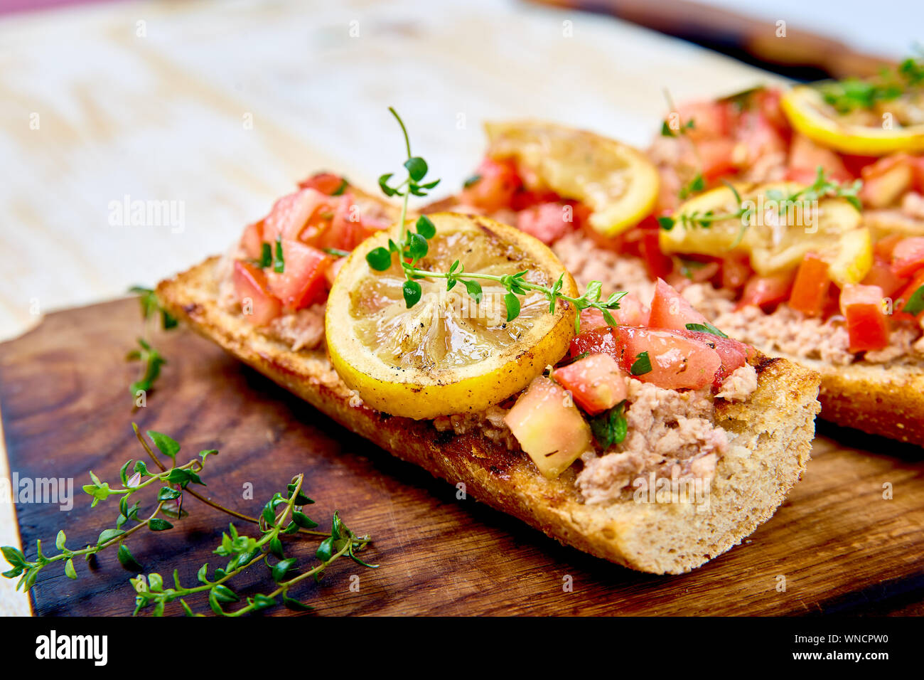 Bruschetta au thon apéritif et les tomates. La cuisine italienne. Banque D'Images