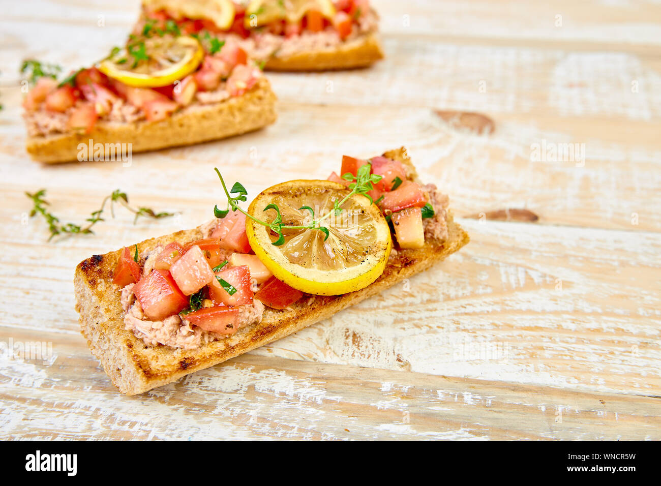 Bruschetta au thon apéritif et les tomates. La cuisine italienne. Banque D'Images