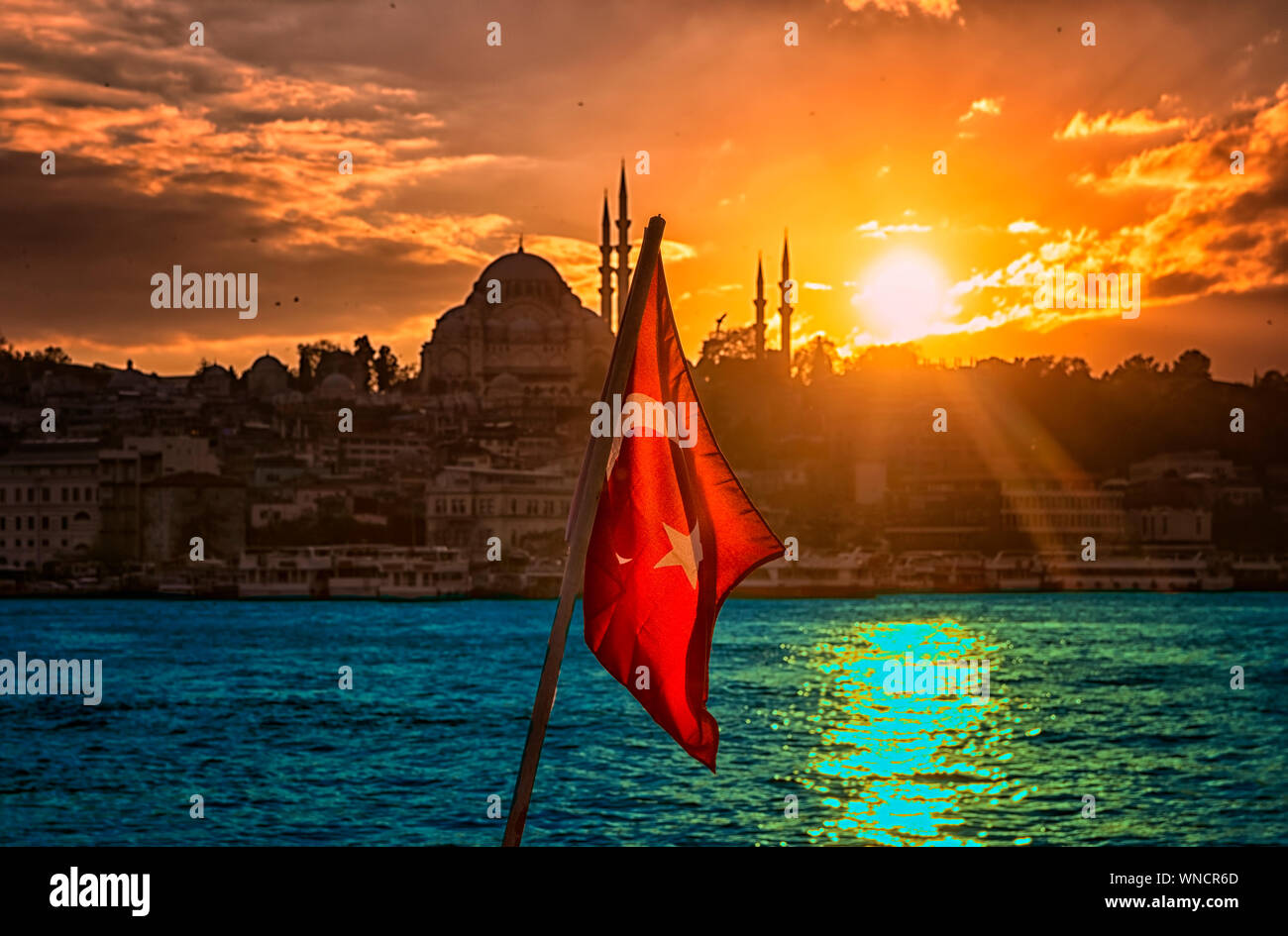 Drapeau de la Turquie et le coucher du soleil en face de la Mosquée Bleue Banque D'Images