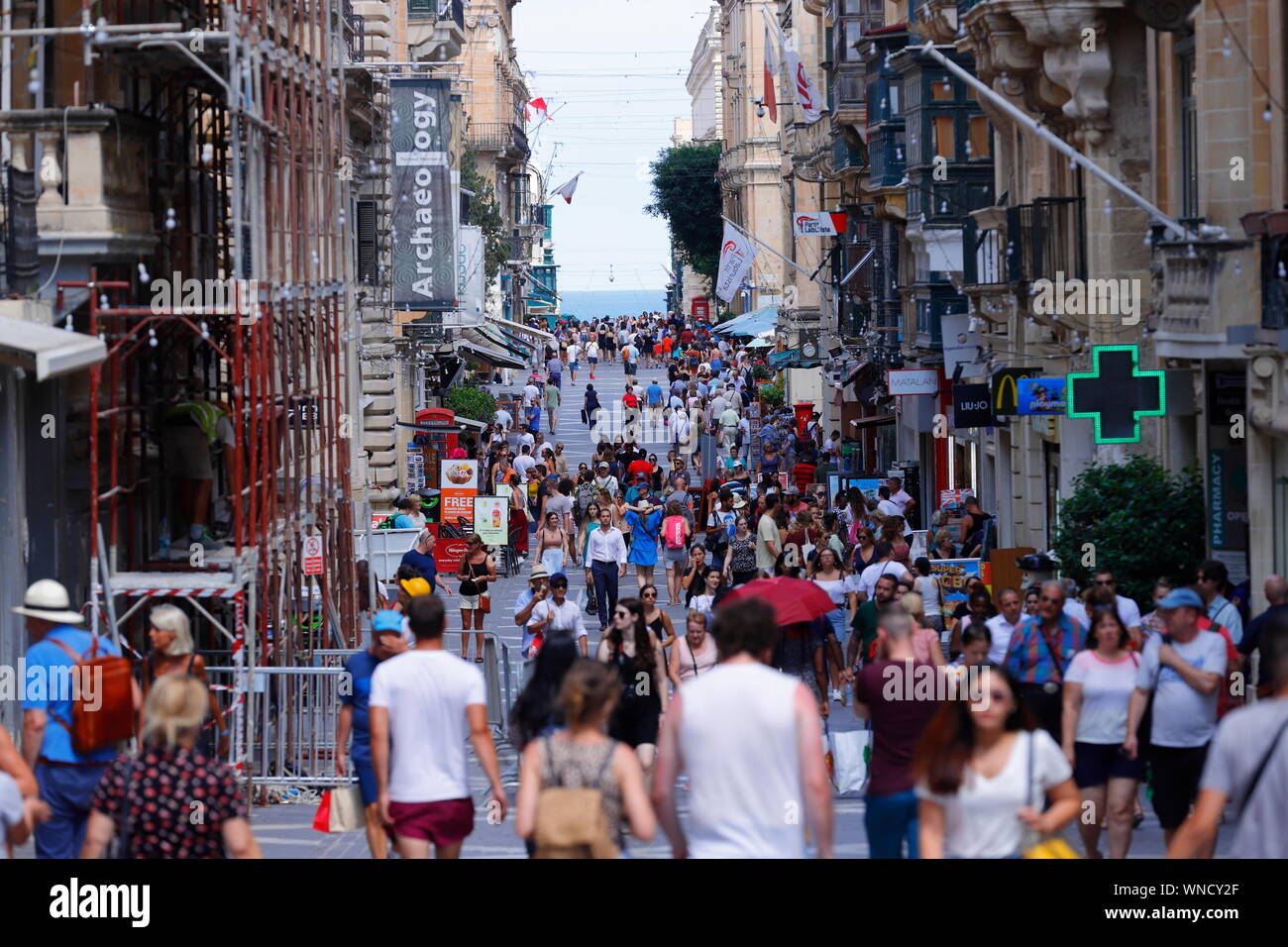 Rue de la République mène les touristes et les consommateurs dans La Valette, la capitale de Malte Banque D'Images