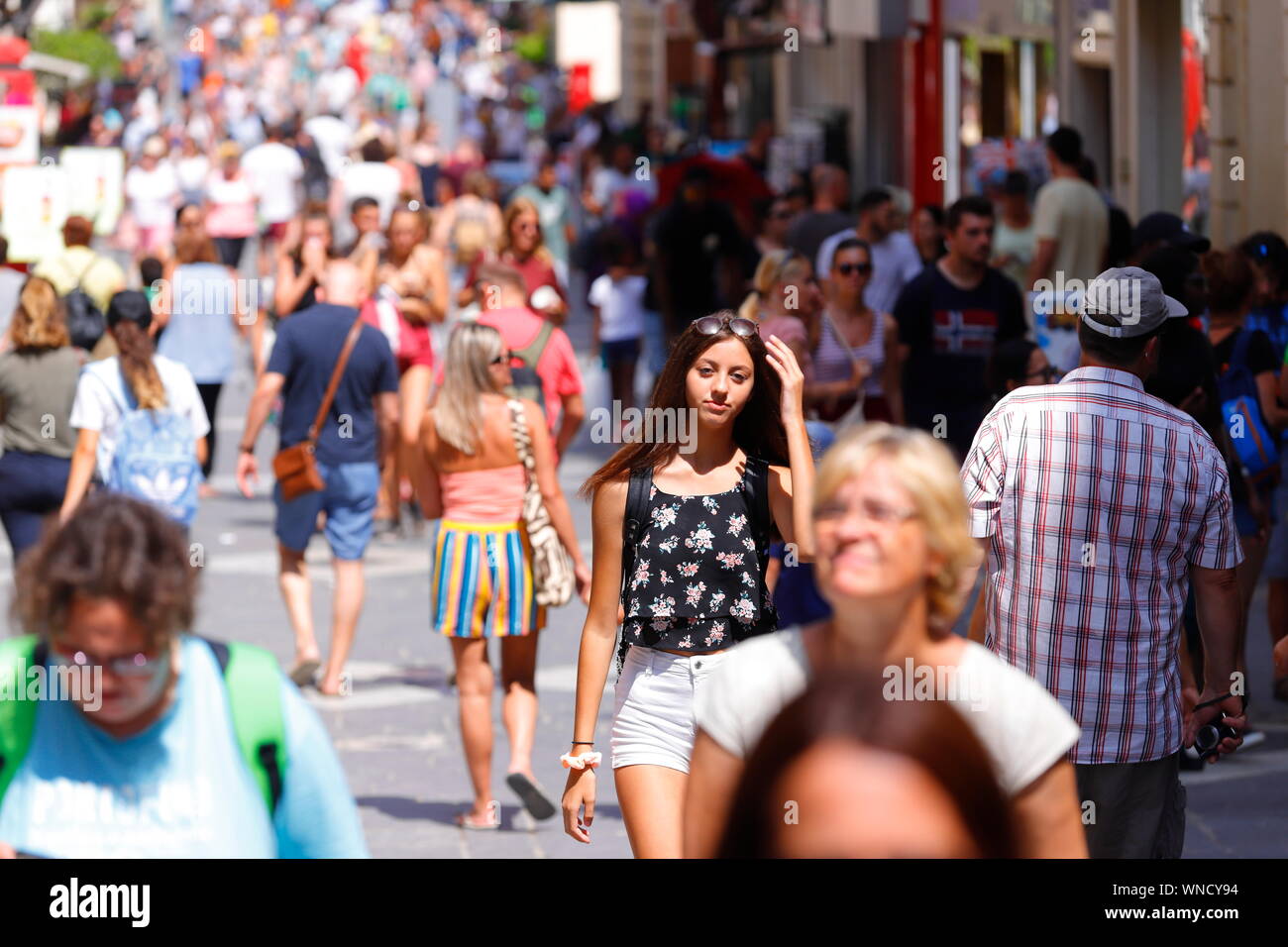 Rue de la République mène les touristes et les consommateurs dans La Valette, la capitale de Malte Banque D'Images