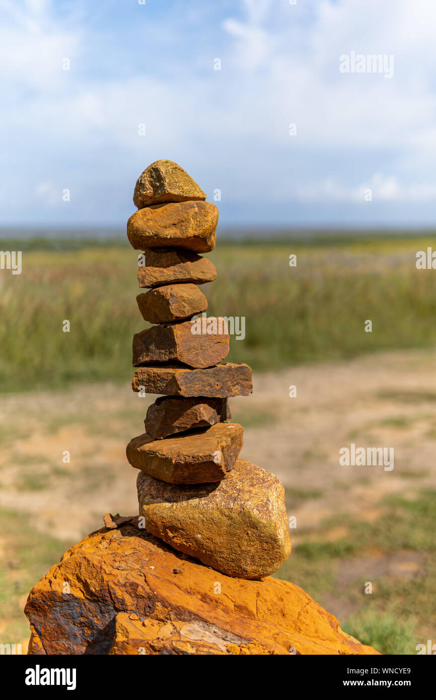 L'équilibre, l'inspiration, zen et de bien-être composition tranquille. Close-up of stone pile. Morsum Cliff, Sylt, Allemagne Banque D'Images