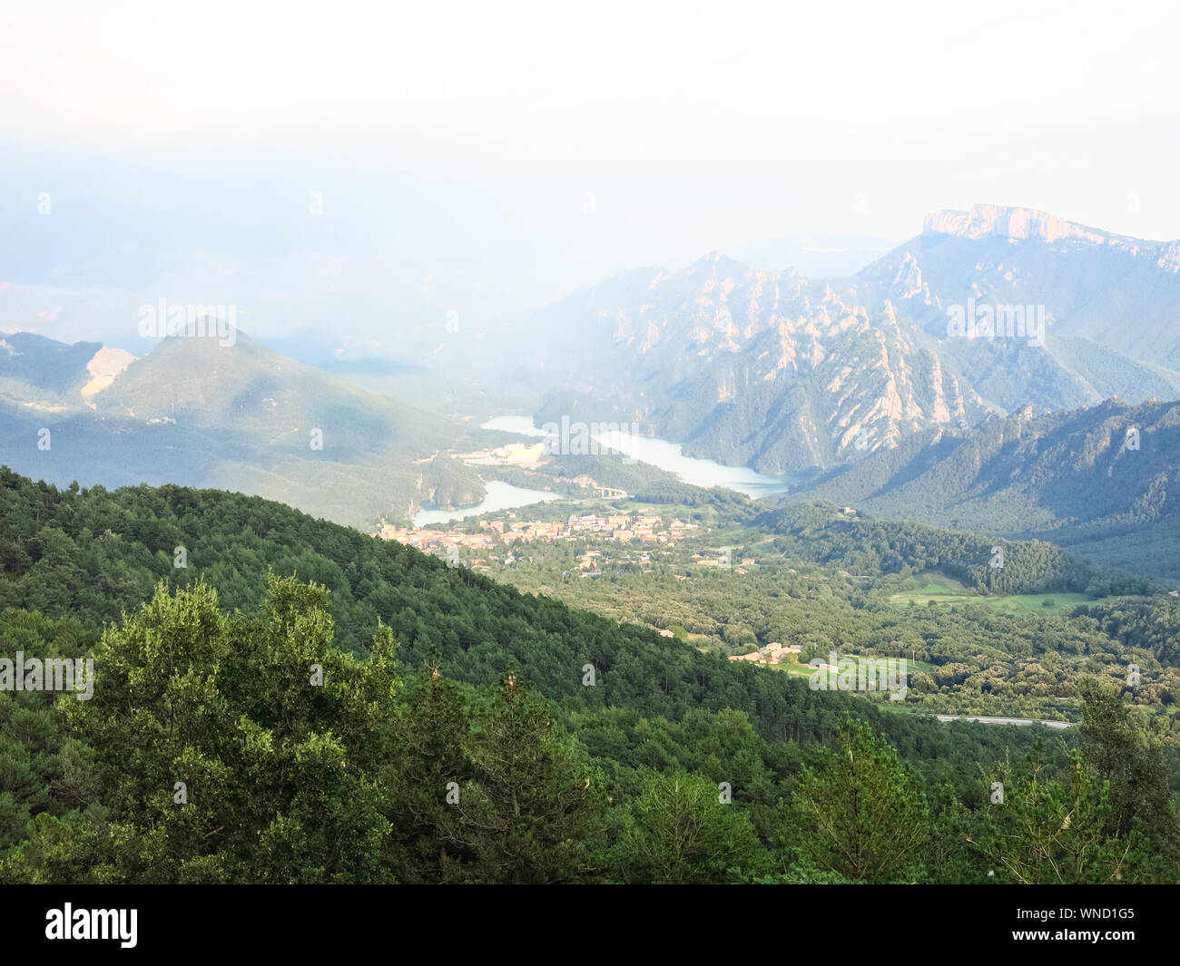 Vue panoramique sur la région des Pyrénées, de la Catalogne, avec la Sierra de Cadí, Llosa del Cavall pond et la petite ville de San Lorenzo de Morunys. Catalo Banque D'Images