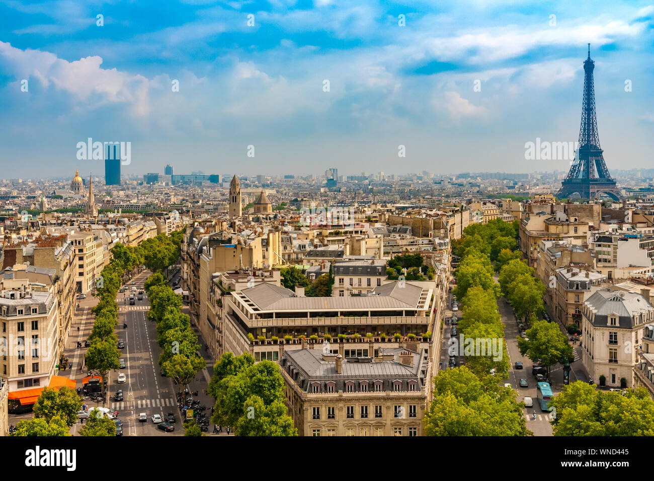 Superbe vue panoramique vue aérienne de la ville de Paris avec le célèbre et Tour Eiffel, l'Avenue d'Iéna et l'Avenue Marceau sur une belle... Banque D'Images