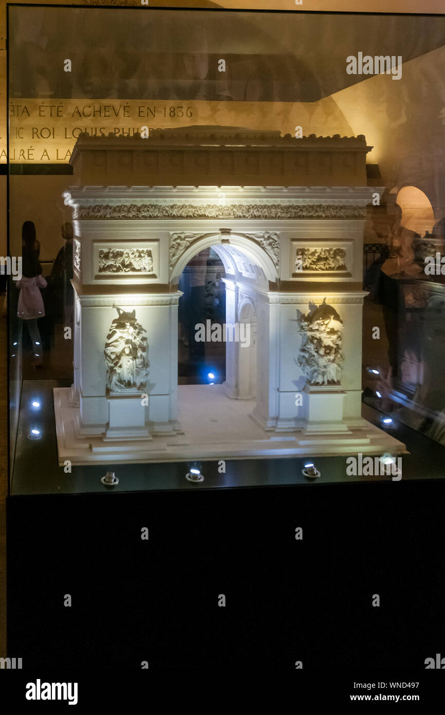 L'écran éclairé modèle de l'Arc de Triomphe dans un cabinet de verre à l'intérieur du célèbre Arc de Triomphe monument à Paris. Banque D'Images