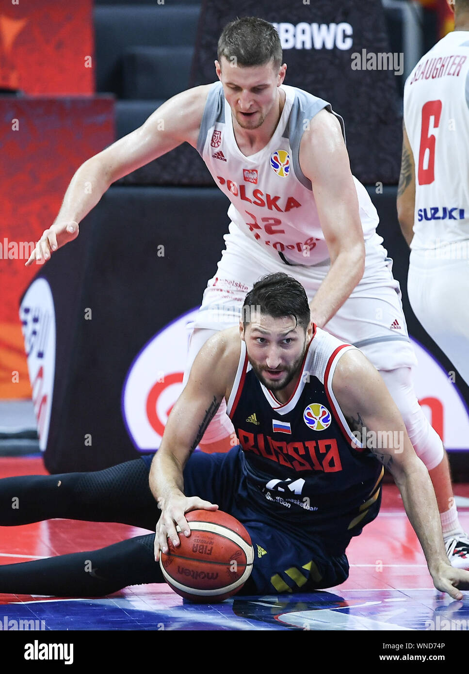 (190906) -- SHANGHAI, le 6 septembre 2019 (Xinhua) -- Nikita Kurbanov (avant) de la Russie convoite la la balle pendant le match du groupe I entre la Pologne et la Russie à la Coupe du Monde de la FIBA 2019 À Foshan, Province du Guangdong en Chine du sud, le 6 septembre 2019. (Xinhua/Xue Yubin) Banque D'Images