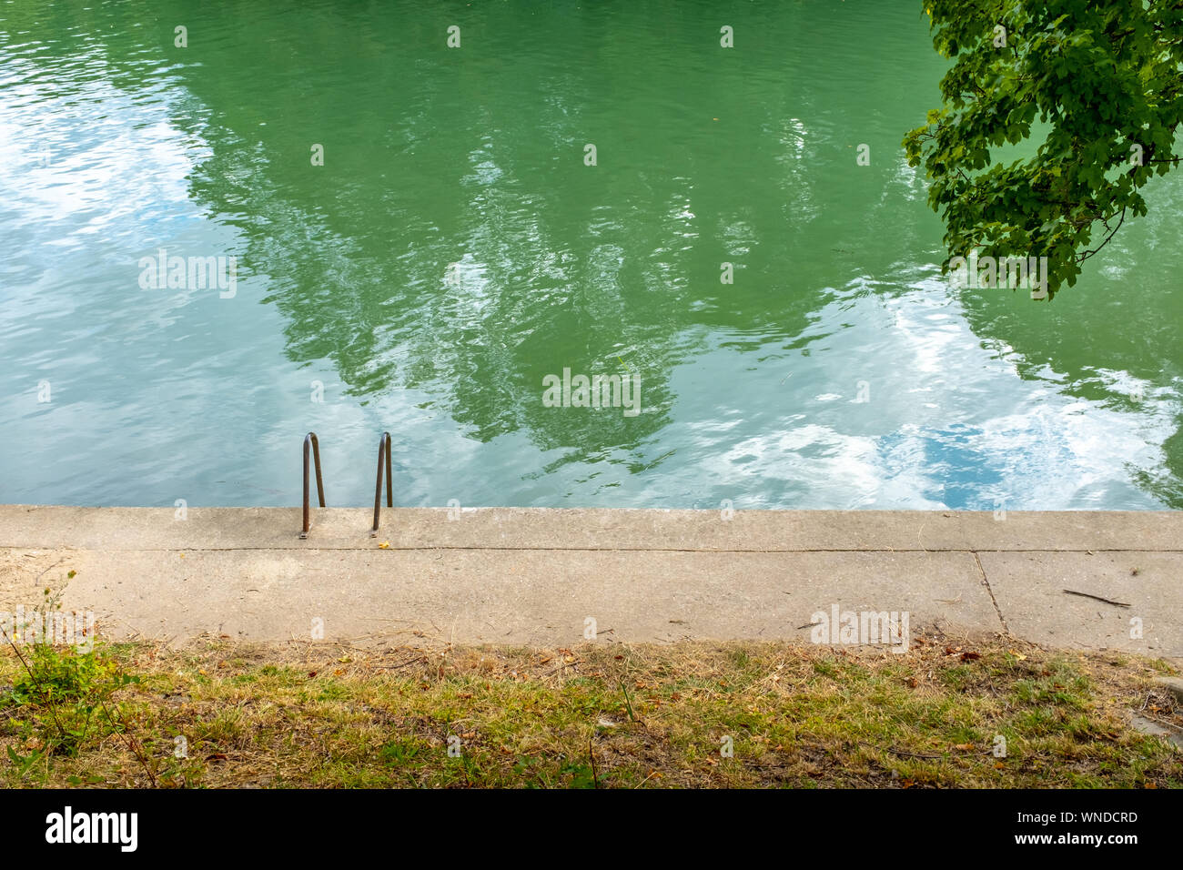 Échelle de secours sur la Marne, sur laquelle un ciel bleu avec des nuages. Prises en fin d'après-midi à Nogent-sur-Marne, France Banque D'Images