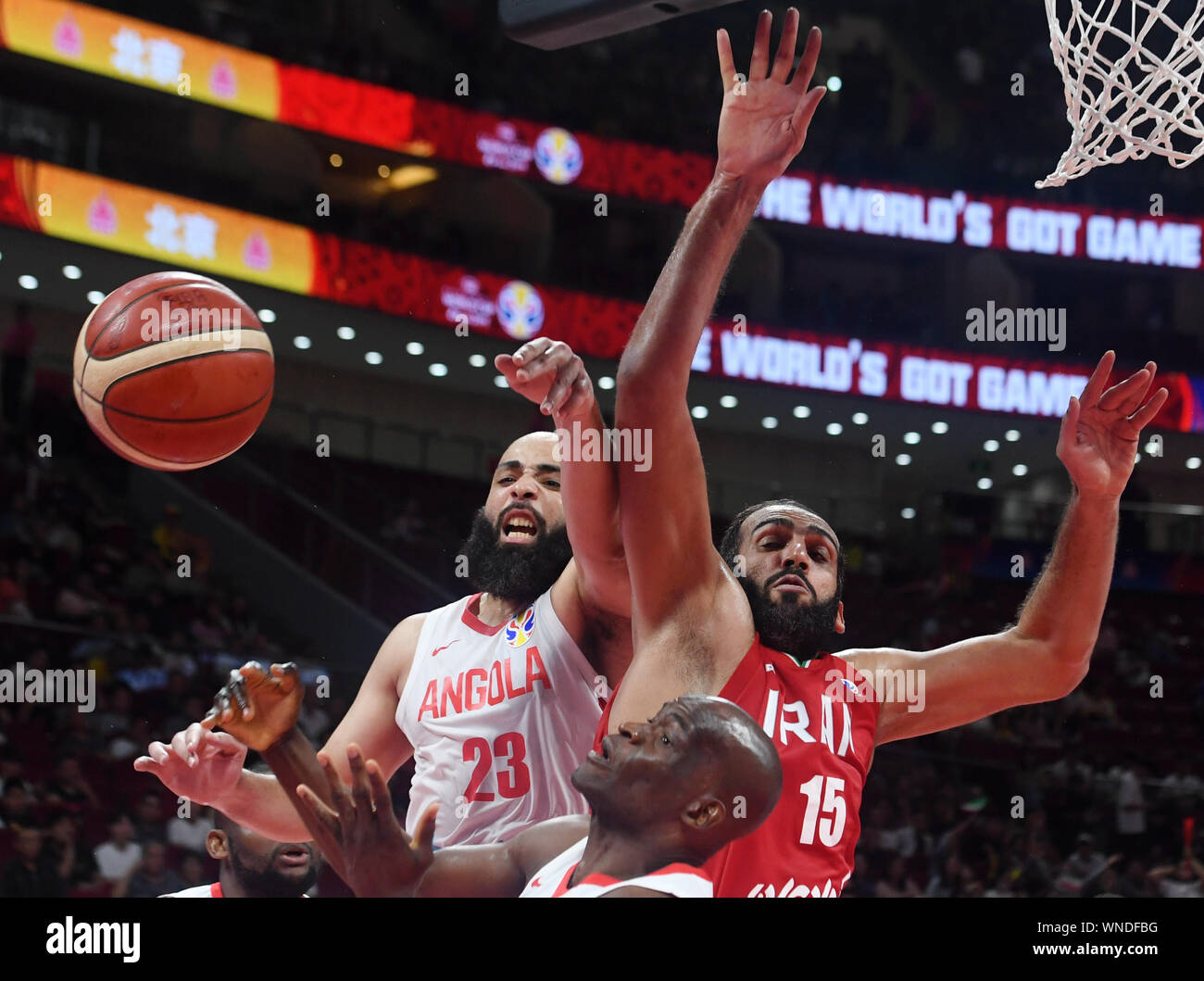 Beijing, Chine. Sep 6, 2019. Hamed Haddadi (R) de l'Iran est en concurrence avec Reggie Moore (L) de l'Angola pendant le groupe N match entre l'Iran et l'Angola à la FIBA 2019 Coupe du Monde à Pékin, capitale de la Chine, le 6 septembre 2019. Credit : Zhang Chenlin/Xinhua/Alamy Live News Banque D'Images