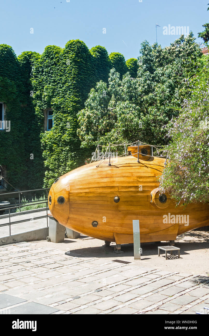 Le sous-marin au cour du Musée Maritime - Barcelone. Un sous-marin en exposition au Musée Maritime (Museu Maritim) à Barcelone, Espagne. Banque D'Images