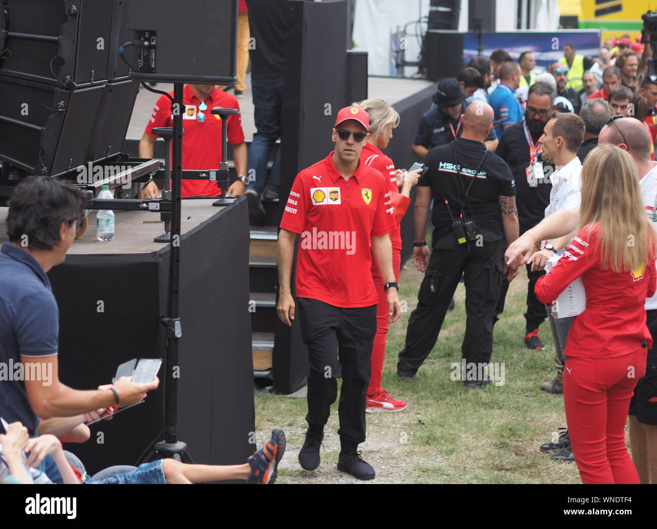 Monza, Italie 5 Septembre 2019 : Sebastien Vettel est parmi ses fans et de charité manuscrit dans circuit de Monza dans les enclos. Banque D'Images